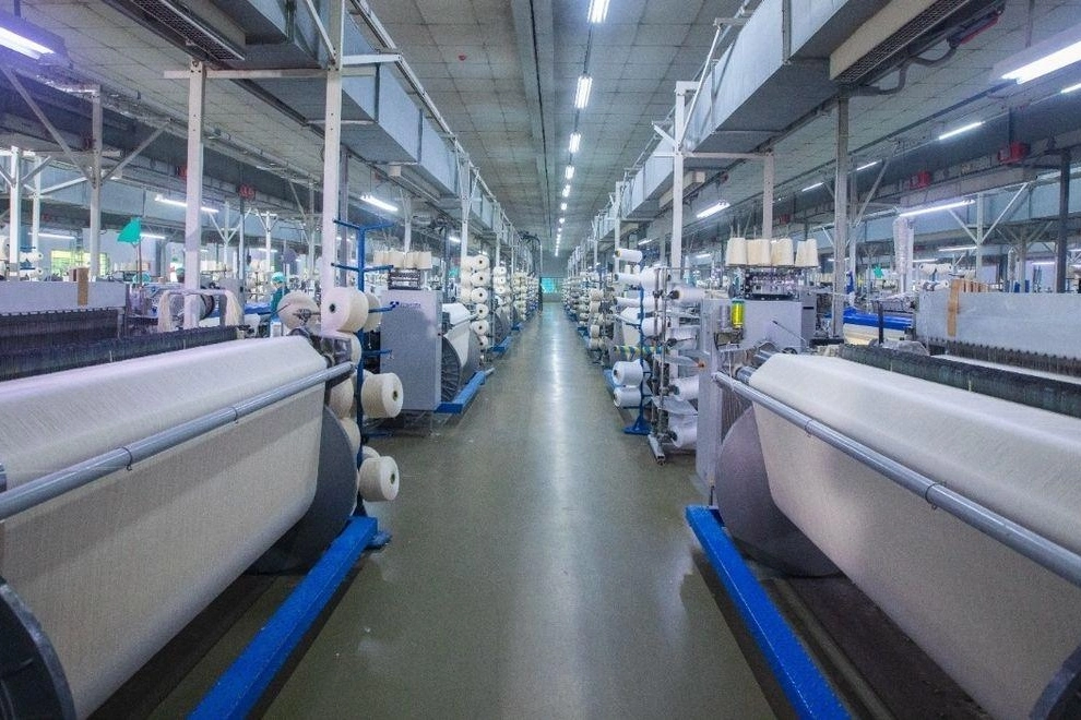 Hoe be&iuml;nvloedt de stofkeuze de productie van geweven kleding?